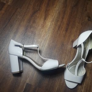 Bandolino pink patent heeled sandals